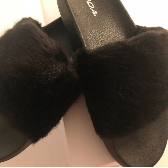 Gorgeous, Faux Fur Slides❤️ - Picture 5 of 6